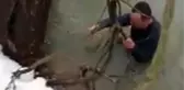 Suya düşen telefon için buz gibi suya girdi