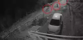 Evin güvenlik kamerasına takıldı! Aç kurtlar kapıya kadar gelmiş, daha kötü haberi mahalle sakini verdi