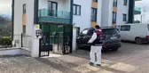 Gözü dönmüş koca, eve eşyalarını almaya gelen karısını öldürüp intihar etti