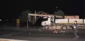 TIR direği devirdi; bölgede elektrik kesildi
