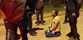Alkollü sürücü polisin önünde diz çöküp yalvardı: Ehliyetimi alacağına öldür daha iyi