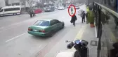 Bursa'da dehşet anları kamerada...Otomobilin çarptığı çift yaralandı