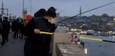 GALATA KÖPRÜSÜ'NDE YENİ YILA BALIK TUTARAK GİRECEKLER
