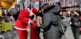 Noel Baba kostümü ile dışarı çıktı, gördüğü çocuklara hediye dağıttı