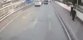 Yılın son gününde yürek ısıtan görüntü... Otobüsü durdurup engelli vatandaşın yardımına koştu