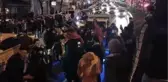BEYOĞLU'NDA YOLU KAPATIP DANS ETTİLER
