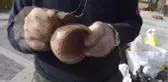 Doğada bulduğu ağaç köklerini bu hale getiriyor