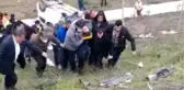 SULTANGAZİ'DE HAFİF TİCARİ ARAÇ ŞARAMPOLE YUVARLANDI