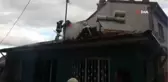 4 kişilik aile yangından komşularının yardımıyla kurtuldu
