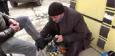 45 yıldır ayakkabı boyayarak evini geçindiriyor
