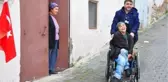 ANNE VE BABASI ÖLDÜKTEN SONRA ENGELLİ AĞABEYİNİN ELİ AYAĞI OLDU