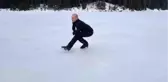 Buz tutan gölde kayan antrenör Turhan, görsel şölen sundu