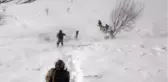 Karla kaplı köy yolunu aşıp hastayı helikoptere yetiştirdiler
