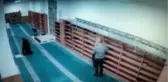 BAĞCILAR'DA AYAKKABI HIRSIZI CAMİ CEMAATİNİ BEZDİRDİ