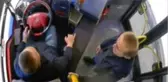 Maske takmamakta direnen vatandaşı otobüsten indirdi