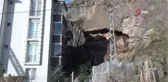 Kaya parçasının zarar verdiği binadaki hane sakinleri tahliye edildi