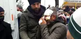 Yüzü gözü sargılar içerisinde, kazada ölen karısı için gözyaşı döktü
