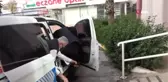 Halk otobüsü şoförünü yola yatırıp tekme ve yumruklarla dövdüler