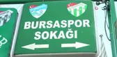 Böyle fanatik görülmedi... Tuttuğu takımın adını sokağına verdirdi