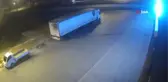 Sürücü uyurken tırın kasasındaki lastikleri çaldılar... O anlar kamerada