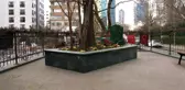 Ataşehir'de caddeyi ikiye bölen türbe