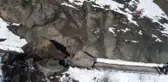 Faciaya ramak kala... Yamaçtan kopan dev kaya parçası yola düştü
