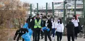 İzmir'de gönüllüler, depremde hayatını kaybeden ikizlerin anısına sahili temizledi