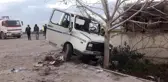 Trafik kazasında kamyonet ikiye bölündü
