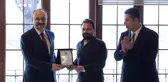 Eşine böbreğini bağışlayan gazeteciye Çalışan Gazeteciler Günü'nde plaket verildi