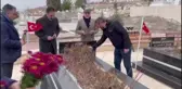 Meslektaşları, gazeteci İsmail Güneş'i kabri başında andı
