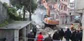 RİZE'DE DERE YATAĞINDA SELİN VURDUĞU BİNALAR YIKILIYOR