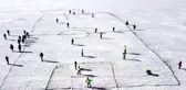 Yüzeyi buzla kaplı Çıldır Gölü'nde futbol keyfi