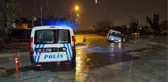 ADANA'DA SAĞANAK YAĞIŞ HAYATI ETKİLEDİ, MİNİBÜS SU DOLU ÇUKURA DÜŞTÜ