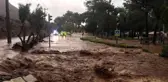 Marmaris'te aşırı yağış derenin istinat duvarını yıktı... Yağmur suları caddeyi göle çevirdi
