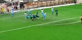 Amatör maçta 3 futbolcunun vole girişimi ilginç anlar oluşturdu