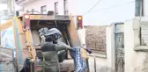 Mahalle sakinlerinin kötü koku gelmesi üzerine belediyeye bildirdiği evden 4 ton çöp çıktı