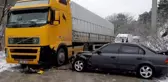 Tırla çarpışan otomobildeki 4 kişi yaralandı