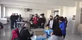 Sağlık ekipleri okullarda öğrencilere Kovid-19 aşısı yapıyor