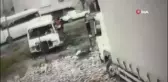 Son dakika haber: Avcılar'da 3 kişinin minibüsü ateşe verdiği anlar kamerada