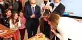 Elinde pastayla sınıfa giren validen öğretmene doğum günü sürprizi