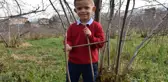 Küçük Mustafa'nın ağaç dallarıyla 