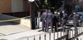 Silahla yaraladığı husumetlisinin başında bekleyerek kendini ihbar etti