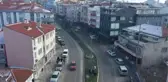 Yol ortasında kalan ecdat mezarları dikkati çekiyor