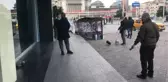 TAKSİM'DE TASMA TAKTIĞI GELİNCİKLE GEZDİ; GÖRENLER ŞAŞKINA DÖNDÜ