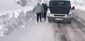 Türk halk müziği sanatçısı Erzincan'ın kar keyfi