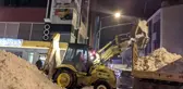Ardahan'da tonlarca kar kamyonlarla taşındı