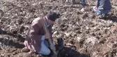Kızakla kayan çocukların ricasını kırmadı, karla kaplı yolu açmadı