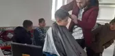 Son dakika haberi: Köy köy dolaşıp çocukları ücretsiz tıraş ediyor
