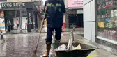 Temizlik görevlisi 4 çocuğun geleceğine destek veriyor