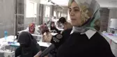 Afyonkarahisar Belediyesinin açtığı kursa katılan kadınlar bez bebek yapımını öğreniyor